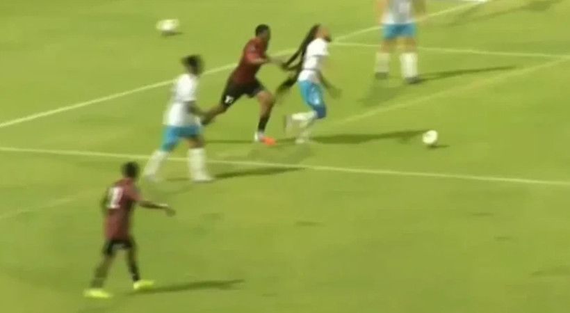 Futbol dünyası bu olayı konuşuyor! Uzun saçlarıyla rakibe 2 kırmızı kart aldırdı - Fotoğraf: 4