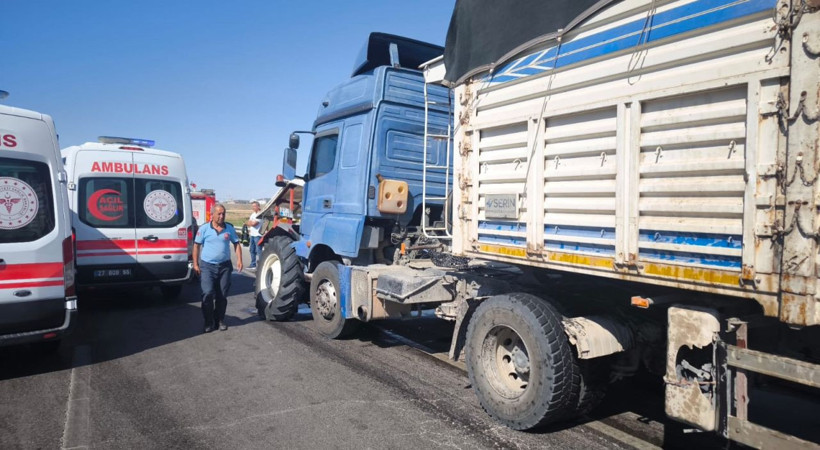 TIR’ın çarptığı traktör ikiye bölündü: 2 yaralı - Resim: 3