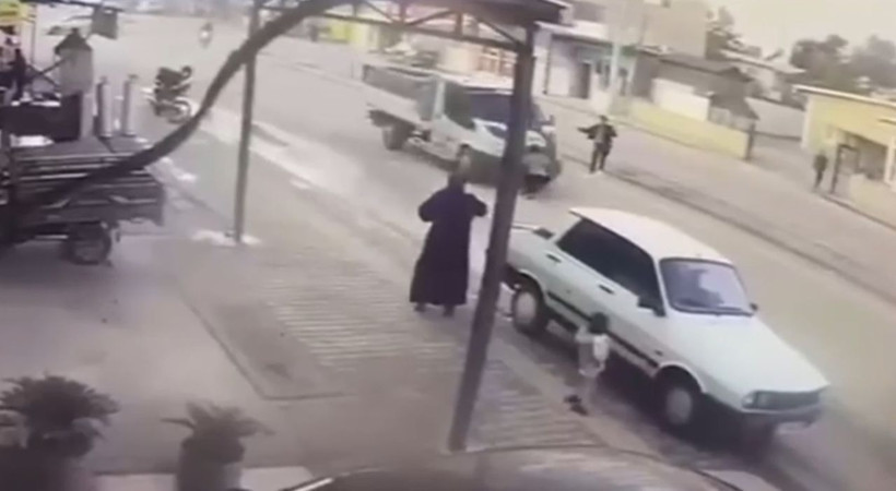 Yolun karşısına koşarken kamyonetin çarptığı çocuk ağır yaralandı; kaza anı kamerada - Resim: 1