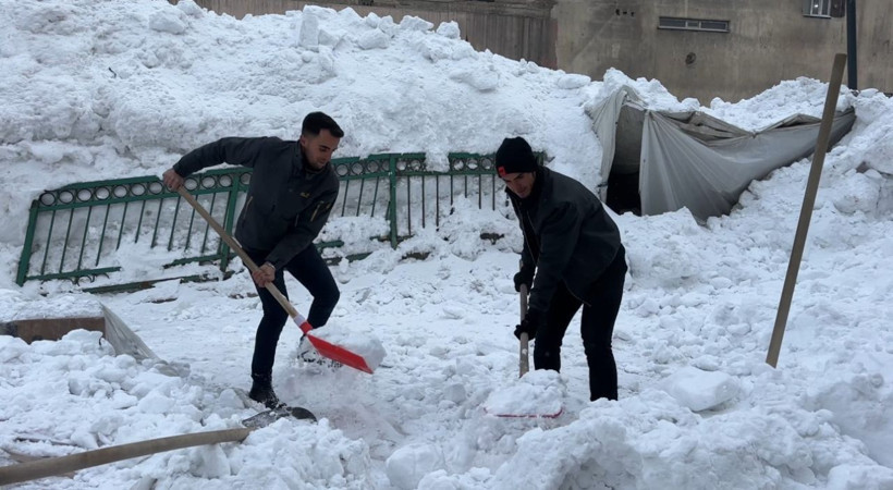 Yüksekova'da 3 metrelik buz sarkıtları oluştu - Resim: 3