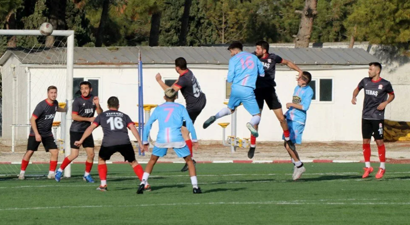 Böyle maç görülmedi! Aynı maçta 9'u futbolcu 12 kişiye kırmızı kart - Resim: 4