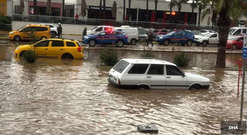 Bodrum'u sağanak vurdu! Yollar suyla doldu, araçlar mahsur kaldı - Resim: 3