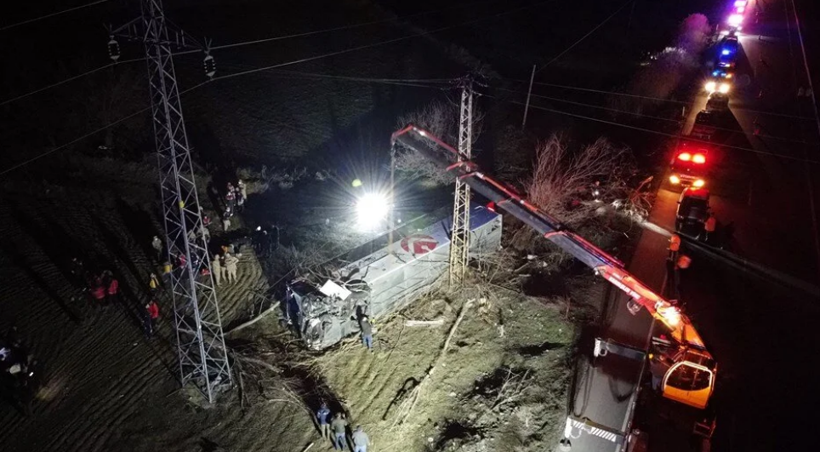 Erzincan'da yolcu otobüsü şarampole devrildi: 2 ölü, 31 yaralı - Resim: 1