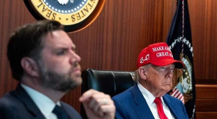 Trump, İran saldırısını böyle izledi! "Make America Great Again" yazılı şapka taktı - Resim: 1