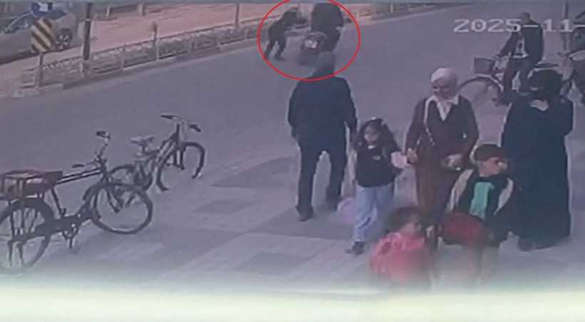 Motosikletin çarptığı yaya yaralandı; kaza kamerada - Resim: 4