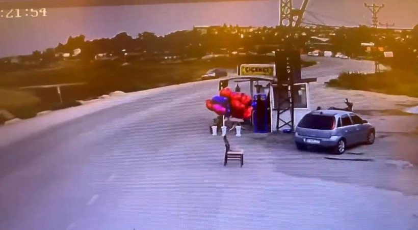 Otomobilin virajda takla attığı kaza kamerada - Resim: 1