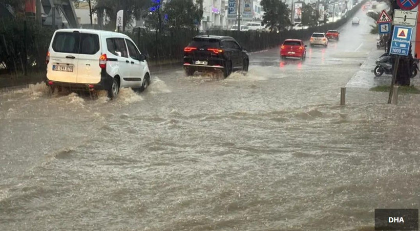 Bodrum'u sağanak vurdu! Yollar suyla doldu, araçlar mahsur kaldı - Resim: 4