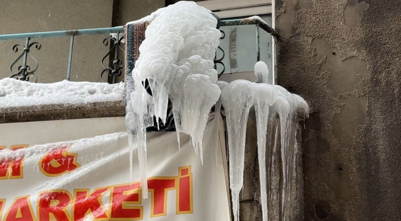 Yüksekova'da 3 metrelik buz sarkıtları oluştu - Resim: 4