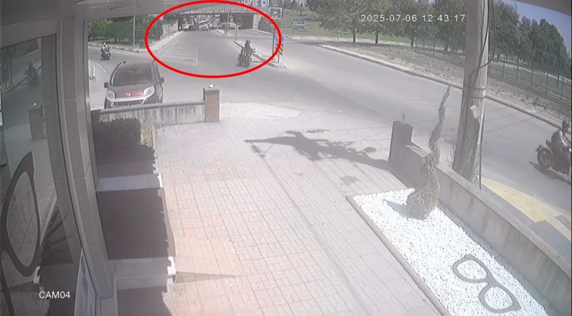Yalova'da vinç yüklü TIR alt geçitte sıkıştı - Resim: 2