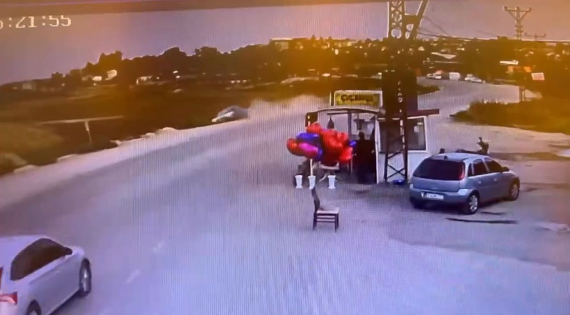 Otomobilin virajda takla attığı kaza kamerada - Resim: 4