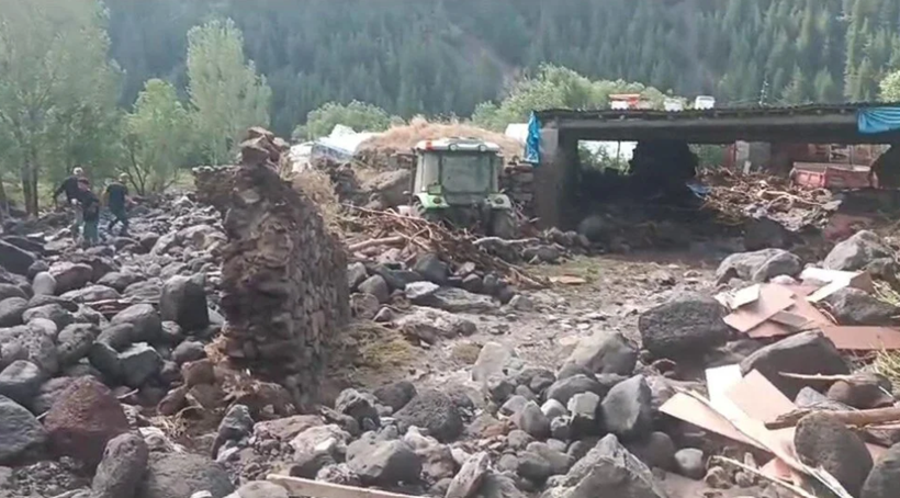 Erzurum’da şiddetli sağanak sele neden oldu: Araçlar sürüklendi, evler kullanılamaz hale geldi - Resim: 1