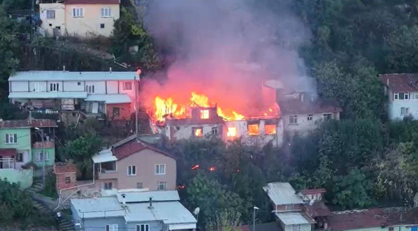 Bursa'da 2 katlı binadaki yangın 3 eve daha sıçradı; alevler dronla görüntülendi - Resim: 4