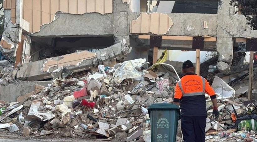 Gebze'de çöken binada 4 kişi öldü: Bilir ailesinden geriye bu not ve fotoğraf kaldı - Resim: 1