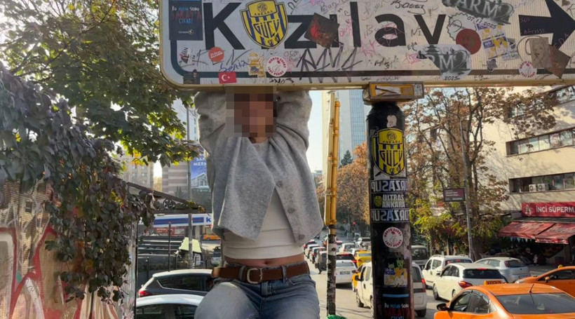 Gençlerin asılarak fotoğraf çektirdiği tabelaya koruma - Resim: 2