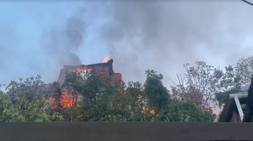 Bursa'da 2 katlı binadaki yangın 3 eve daha sıçradı; alevler dronla görüntülendi - Resim: 2