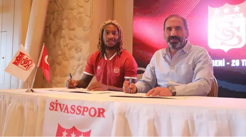 Süper Lig'de biten tüm transferler listesi; İşte yaz transfer dönemine damga vuran isimler - Fotoğraf: 112