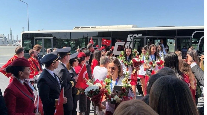 Şampiyonlar evinde! Filenin Sultanları'na coşkulu karşılama - Fotoğraf: 6