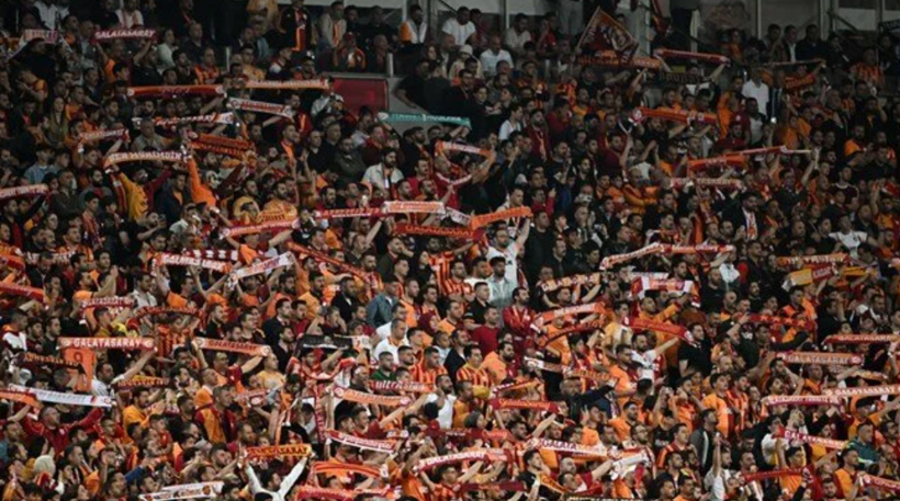 Galatasaray tribünlerinden olay gönderme; Mourinho pankartı açtılar - Resim: 1