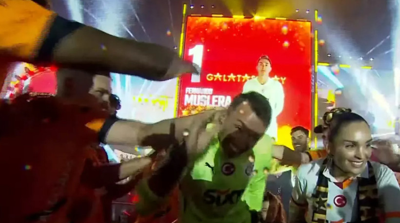 Galatasaray, 25. şampiyonluk kupasını aldı! Yenikapı'da taraftar rekoru kırıldı - Fotoğraf: 2