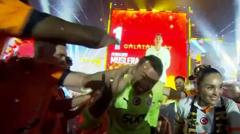 Galatasaray, 25. şampiyonluk kupasını aldı! Yenikapı'da taraftar rekoru kırıldı - Resim: 2