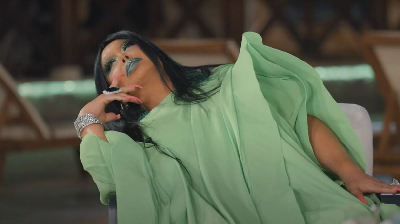 Sette olay çıkaran Bülent Ersoy yönetmeni 'dövmek' için saatlerce bekledi: 'Adam odadan çıkamadı' - Resim: 2