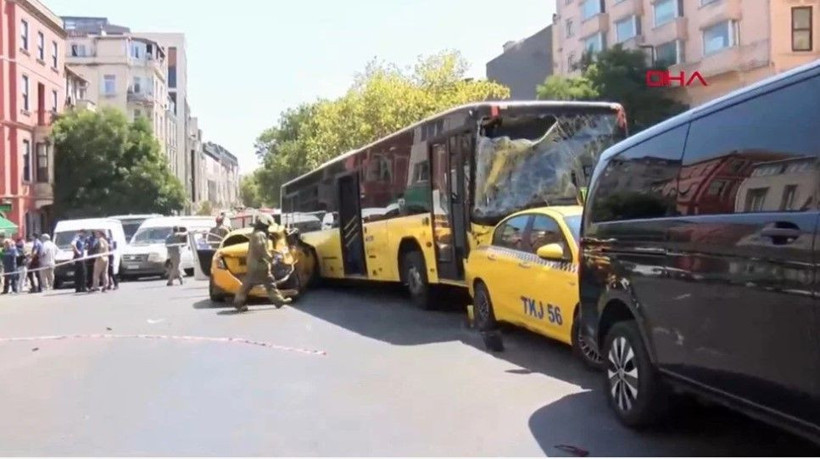 Taksim'de ortalık karıştı: 9 araç birbirine girdi - Resim: 3