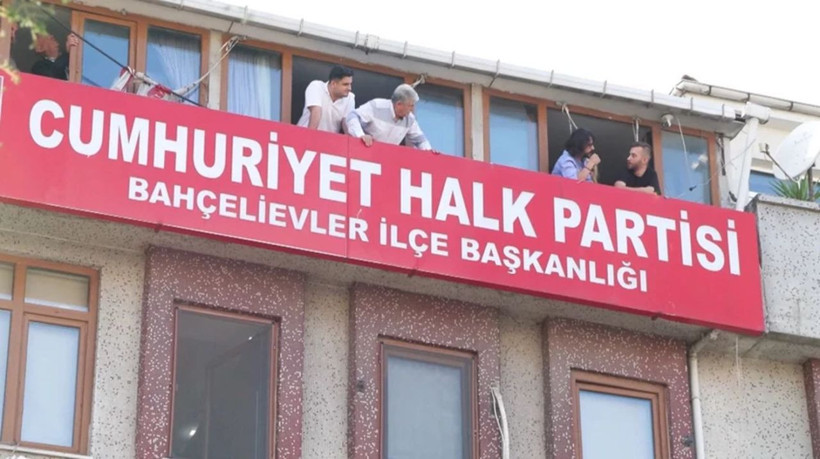 CHP’de il binası değişti! Bahçelievler’e “İstanbul İl Başkanlığı” afişi asıldı - Resim: 1