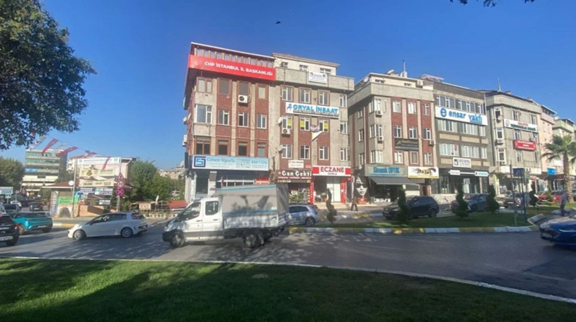 CHP’de il binası değişti! Bahçelievler’e “İstanbul İl Başkanlığı” afişi asıldı - Resim: 2