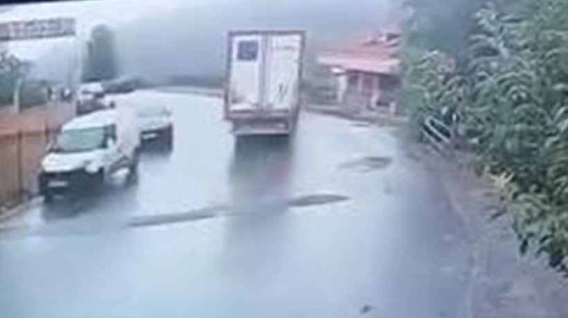 Sarıyer'de TIR devrildi: Çocuk parkında faciadan dönüldü - Resim: 1