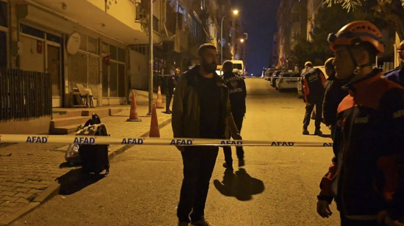 Kartal’da çatlaklar oluşan 4 katlı bina tahliye edildi - Resim: 1