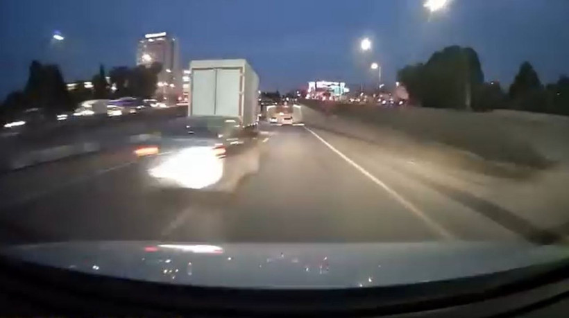 Makas atan sürücü başka araca çarptı; kaza anı kamerada - Resim: 3