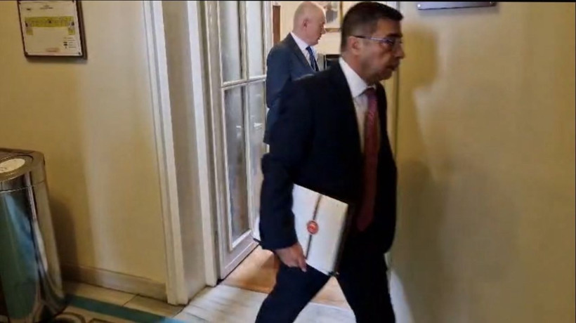 Özgür Özel CHP'den istifa etti: Yeni Parti'nin kuruluş dilekçesini imzaladı - Fotoğraf: 2