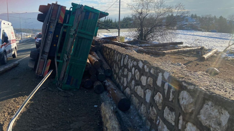 Safranbolu'da devrilen tomruk yüklü kamyondaki 2 kişi öldü - Resim: 1