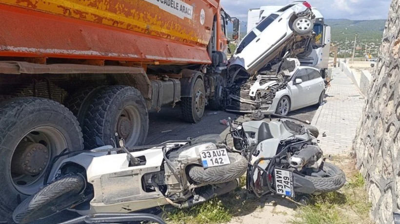13 motosiklet ile 2 otomobili biçti! Böyle kaza görülmedi - Resim: 1