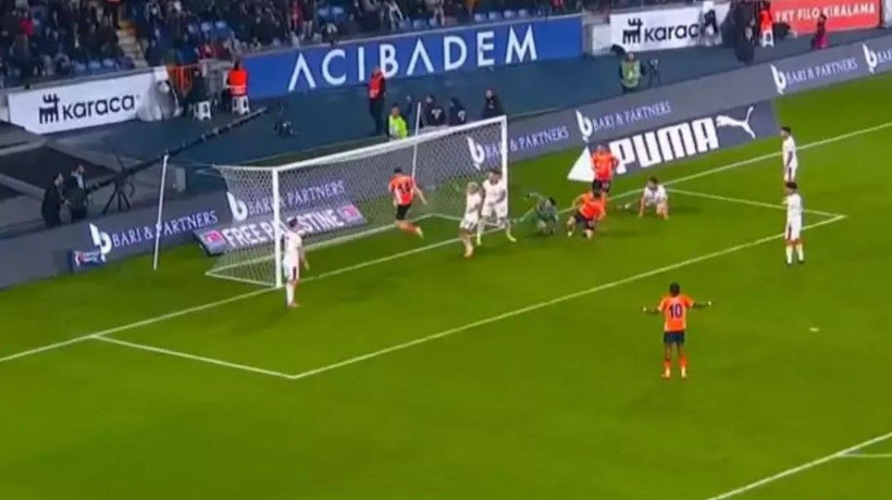 Başakşehir - Galatasaray maçında tartışmalı pozisyon! Gol 4 dakika incelenip iptal edildi - Resim: 4