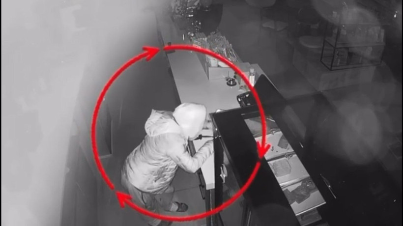Sadaka kutusunu çalan şüpheli yakalandı; o anlar kamerada - Resim: 4