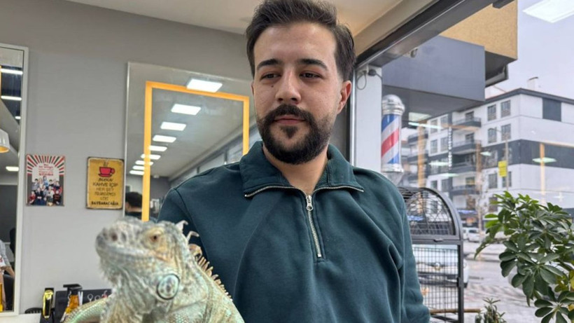 Konya'daki kuaför müşterilerini iguana ile tıraş ediyor - Fotoğraf: 5