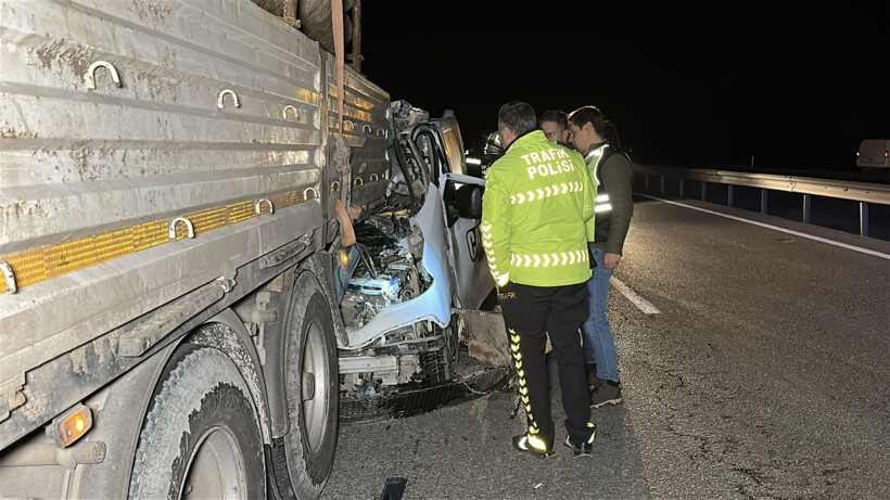 Kamyonet, çarptığı TIR’ın dorsesinde 100 metre sürüklendi; 1 ölü, 1 yaralı - Fotoğraf: 4