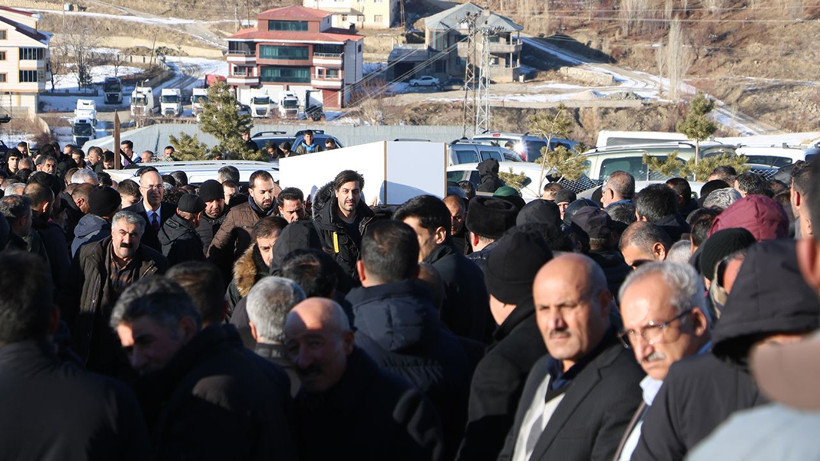 Arkadaşının pompalı tüfekle kazara vurduğu Berat, Yüksekova'da toprağa verildi - Fotoğraf: 2