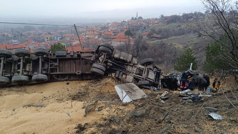 TIR şarampole devrildi; şoför yaralı - Fotoğraf: 5