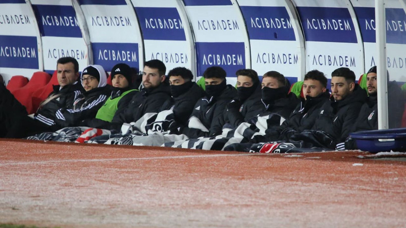 Beşiktaşlı futbolcular battaniyeye sarıldı - Fotoğraf: 2