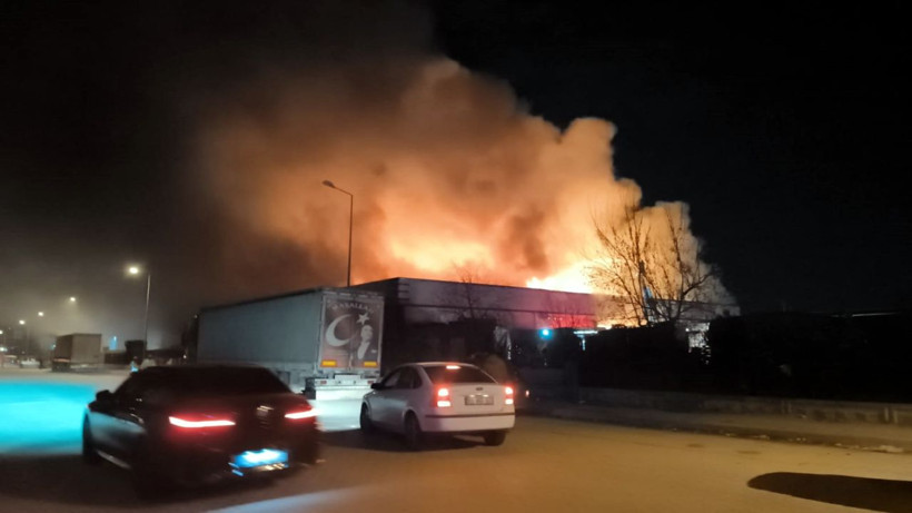 Afyonkarahisar OSB'deki orman ürünleri deposunda çıkan yangın, bitişikteki iş yerine de sıçradı - Fotoğraf: 3