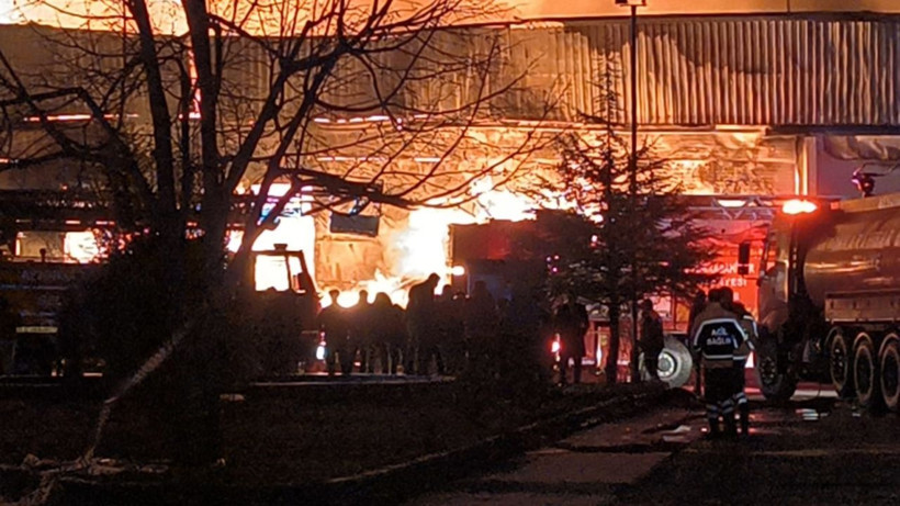 Afyonkarahisar OSB'deki orman ürünleri deposunda çıkan yangın, bitişikteki iş yerine de sıçradı - Fotoğraf: 4