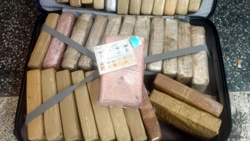 Türkiye'ye girmek üzere Bulgaristan gümrüğüne gelen cipte 205 kilo uyuşturucu ele geçirildi - Fotoğraf: 4