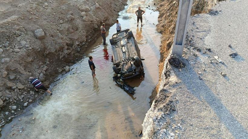 Dereye devrilen otomobildeki baba ve oğlu öldü - Fotoğraf: 5
