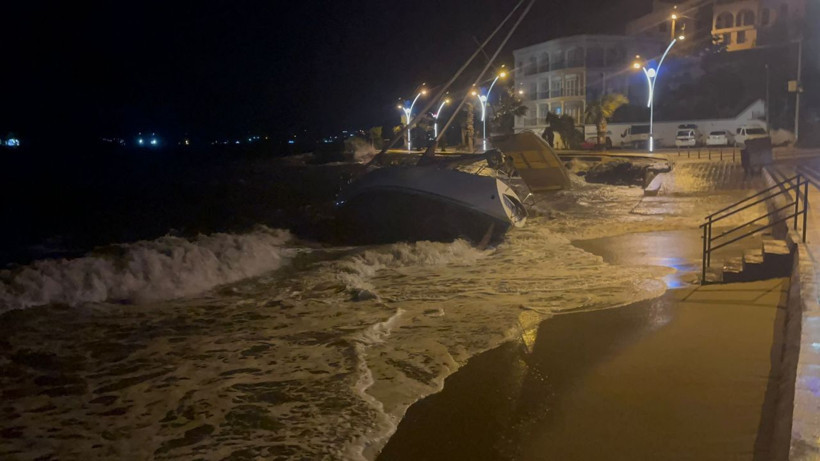 Fırtına milyonluk tekneyi karaya sürükledi - Fotoğraf: 5