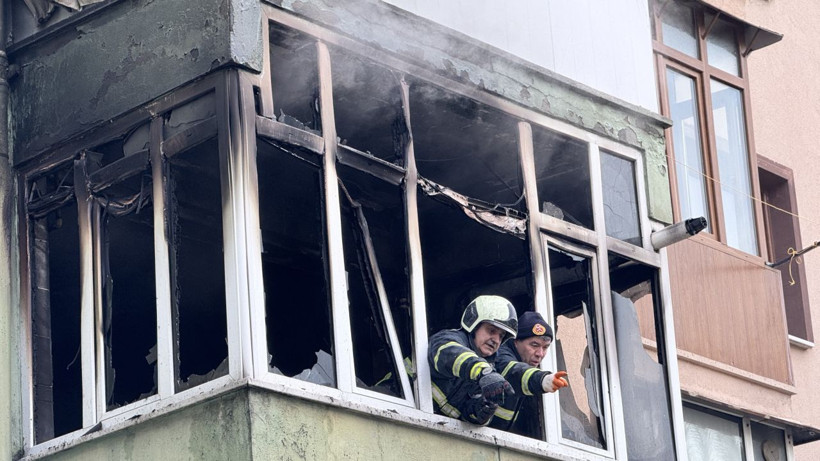 5 katlı apartmanda yangın paniği: 8 kişi itfaiye ekiplerince kurtarıldı - Fotoğraf: 8