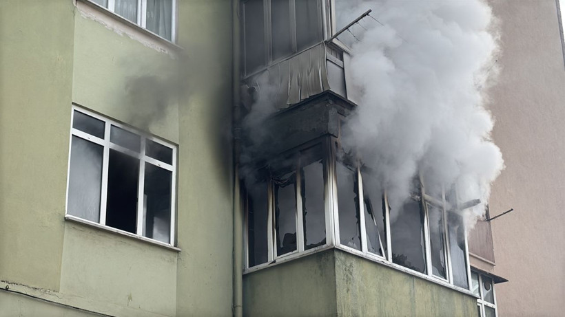 5 katlı apartmanda yangın paniği: 8 kişi itfaiye ekiplerince kurtarıldı - Fotoğraf: 7
