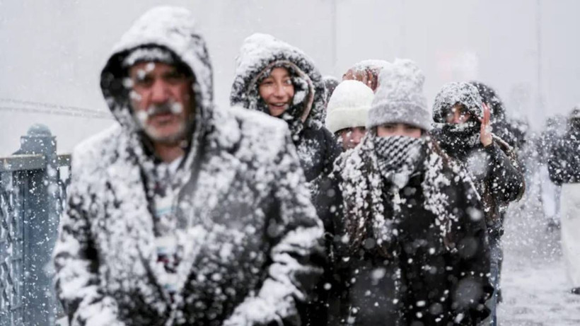 İstanbul'da kar gece boyu devam etti! Araçlar kaydı, sokaklar piste döndü - Fotoğraf: 8