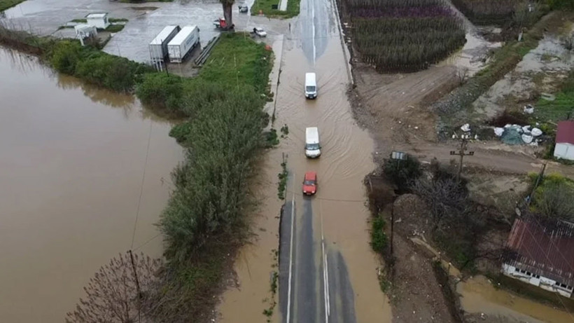 İzmir’de sağanak: Tarlalar ve yollar sular altında